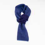 Sciarpa scaldacollo Jacquard double-face blu e viola con asola in 100% Cashmere beige. Morbida, versatile e facile da indossare.