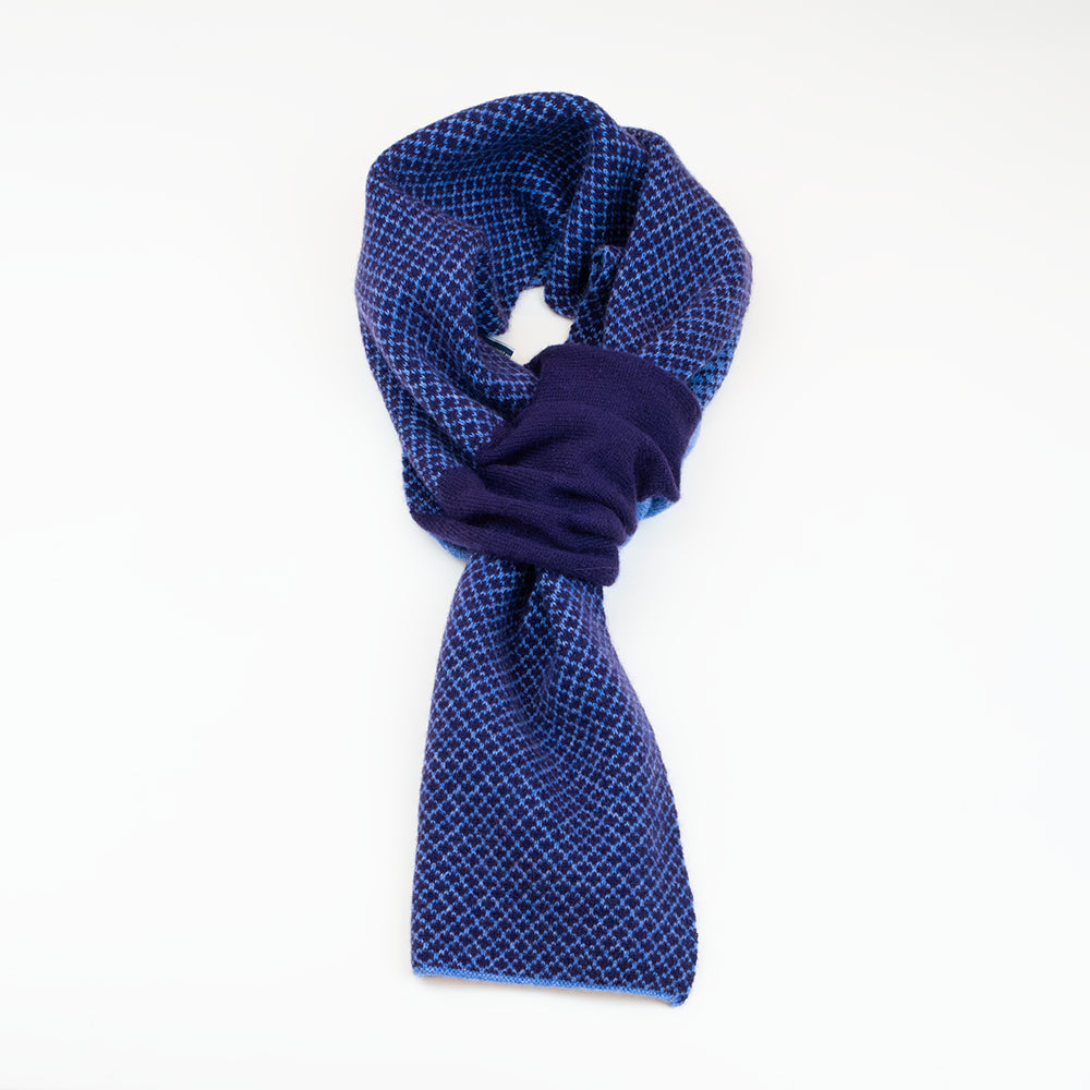 Sciarpa scaldacollo Jacquard double-face blu e viola con asola in 100% Cashmere beige. Morbida, versatile e facile da indossare.