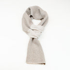 Sciarpa scaldacollo Jacquard double-face beige con asola in 100% Cashmere beige. Morbida, versatile e facile da indossare.