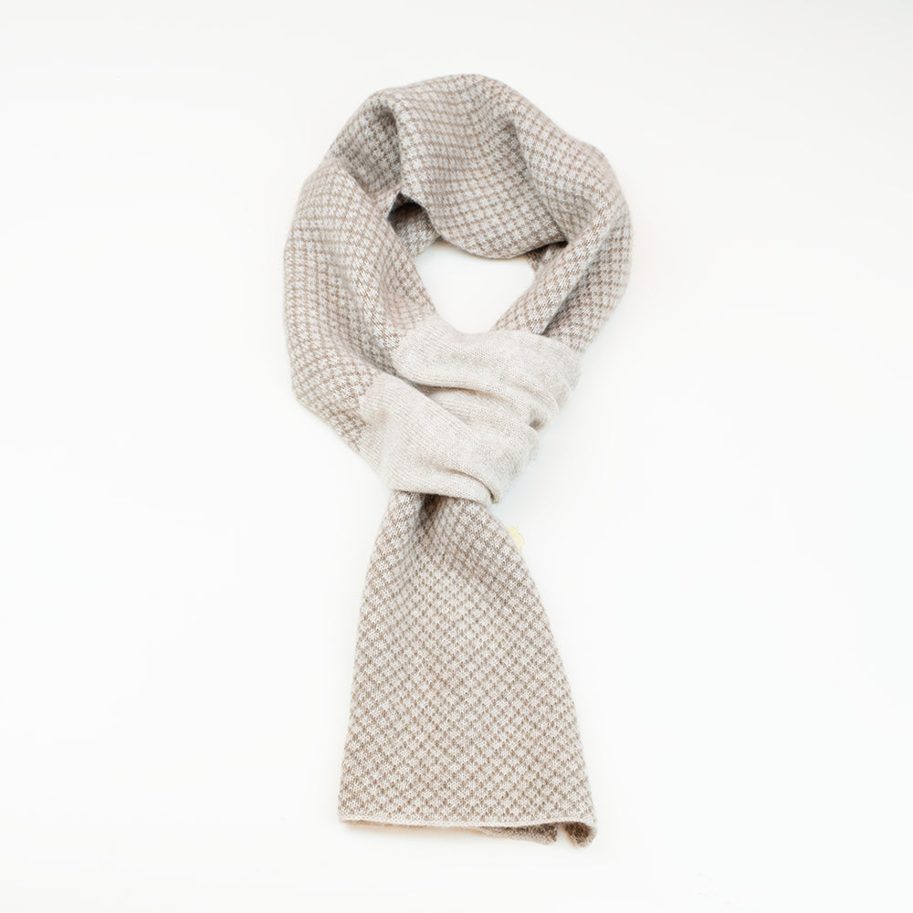 Sciarpa scaldacollo Jacquard double-face beige con asola in 100% Cashmere beige. Morbida, versatile e facile da indossare.