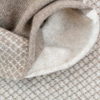 Sciarpa scaldacollo Jacquard double-face beige con asola in 100% Cashmere beige. Morbida, versatile e facile da indossare.