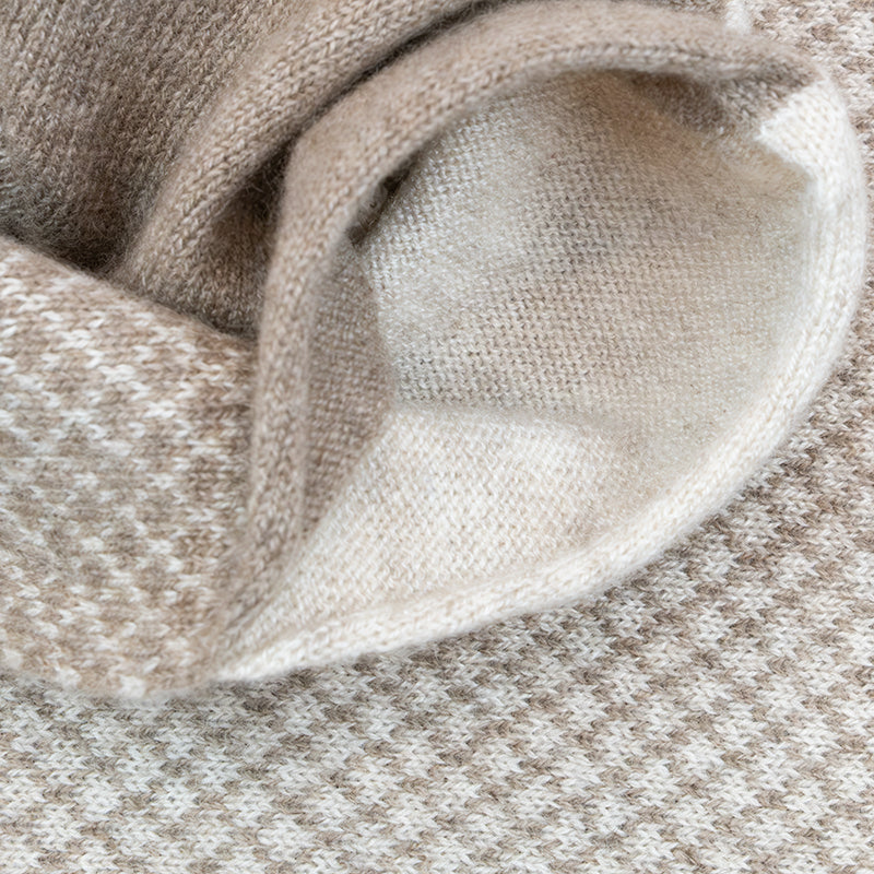 Sciarpa scaldacollo Jacquard double-face beige con asola in 100% Cashmere beige. Morbida, versatile e facile da indossare.
