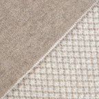 Sciarpa scaldacollo Jacquard double-face beige con asola in 100% Cashmere beige. Morbida, versatile e facile da indossare.