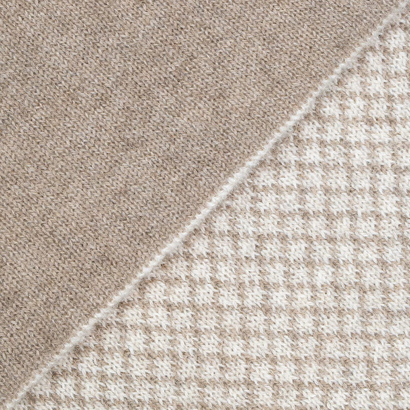 Sciarpa scaldacollo Jacquard double-face beige con asola in 100% Cashmere beige. Morbida, versatile e facile da indossare.