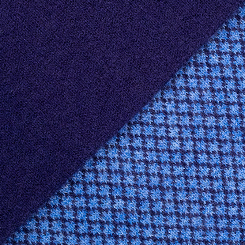 Sciarpa scaldacollo Jacquard double-face blu e viola con asola in 100% Cashmere beige. Morbida, versatile e facile da indossare.