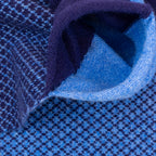 Sciarpa scaldacollo Jacquard double-face blu e viola con asola in 100% Cashmere beige. Morbida, versatile e facile da indossare.