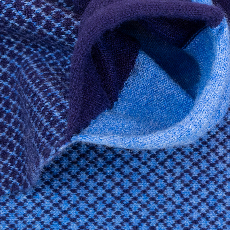 Sciarpa scaldacollo Jacquard double-face blu e viola con asola in 100% Cashmere beige. Morbida, versatile e facile da indossare.
