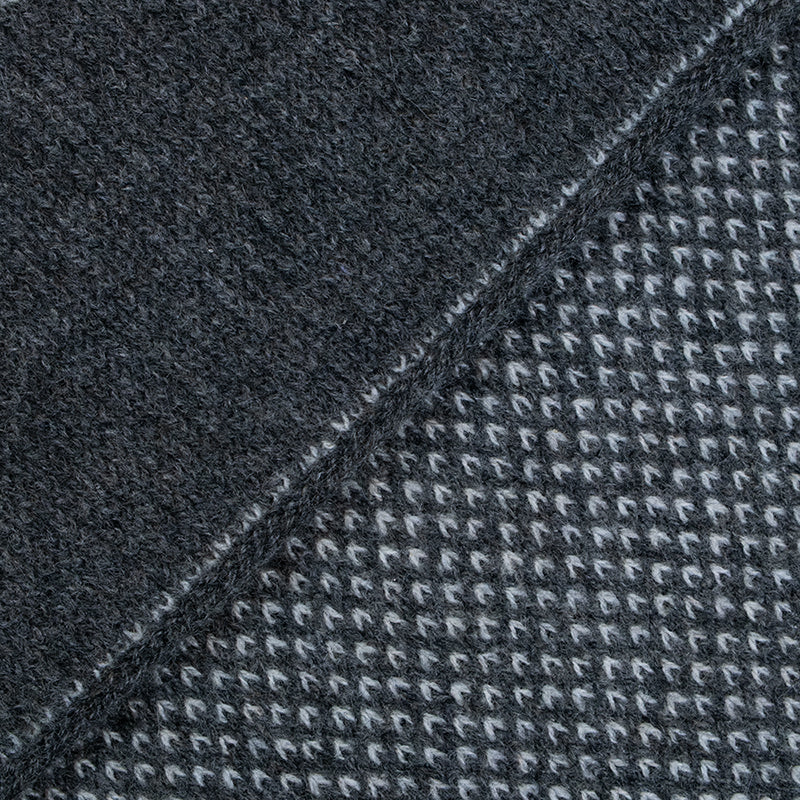 Sciarpa scaldacollo con asola in 100% Cashmere, con pattern virgola grigio. Morbida, versatile e facile da indossare.