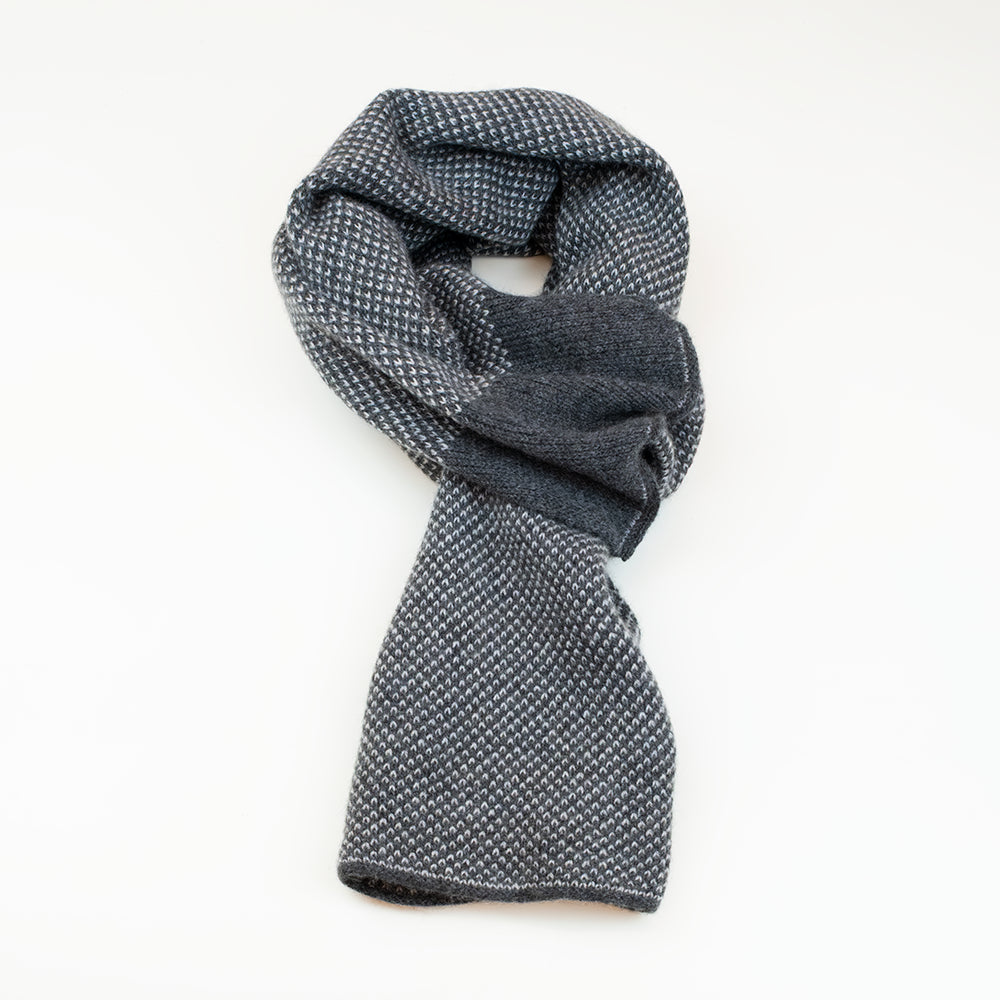 Sciarpa scaldacollo con asola in 100% Cashmere, con pattern virgola grigio. Morbida, versatile e facile da indossare.