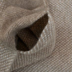 Sciarpa scaldacollo con asola in 100% Cashmere, con pattern virgola beige. Morbida, versatile e facile da indossare.