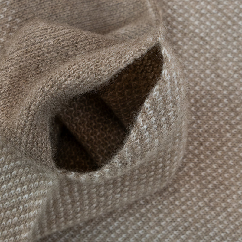 Sciarpa scaldacollo con asola in 100% Cashmere, con pattern virgola beige. Morbida, versatile e facile da indossare.