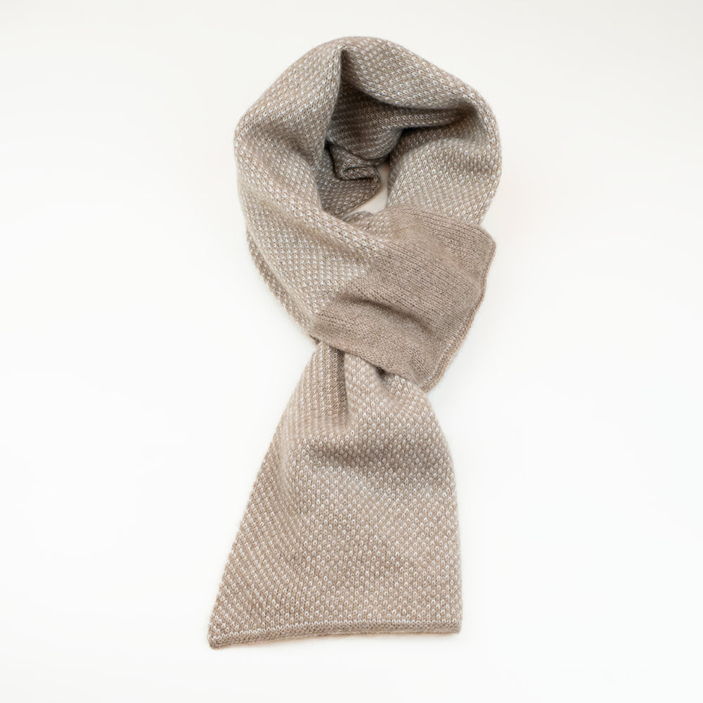 Sciarpa scaldacollo con asola in 100% Cashmere, con pattern virgola beige. Morbida, versatile e facile da indossare.