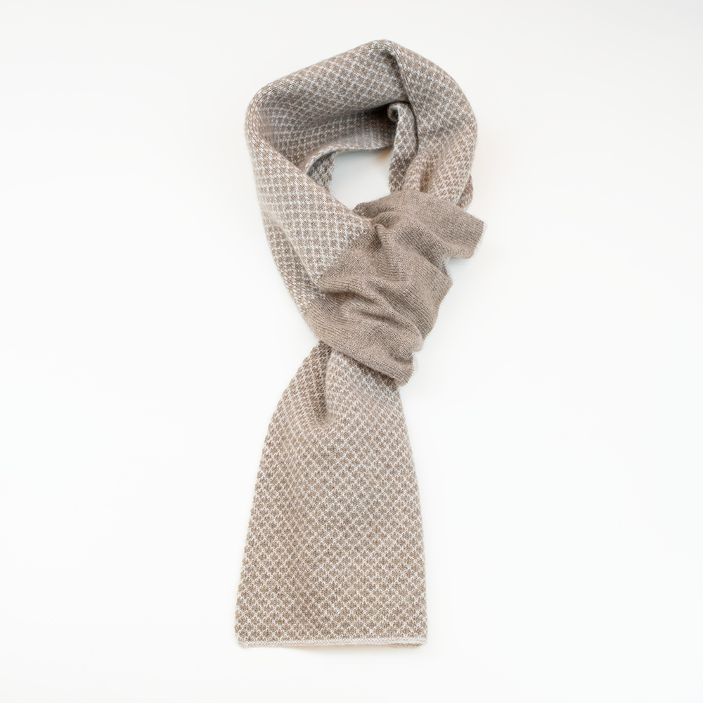 Sciarpa scaldacollo Jacquard double-face beige con asola in 100% Cashmere beige. Morbida, versatile e facile da indossare.