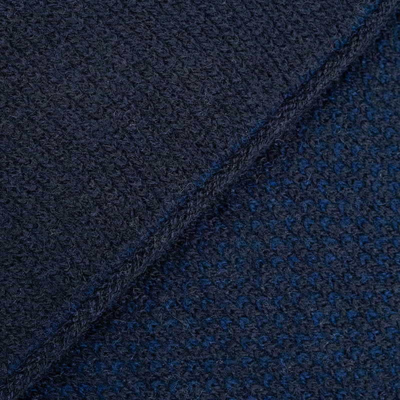 Sciarpa scaldacollo con asola in 100% Cashmere, con pattern virgola blu. Morbida, versatile e facile da indossare.