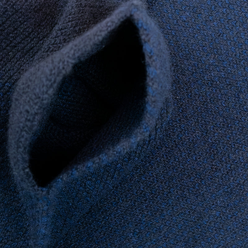 Sciarpa scaldacollo con asola in 100% Cashmere, con pattern virgola blu. Morbida, versatile e facile da indossare.