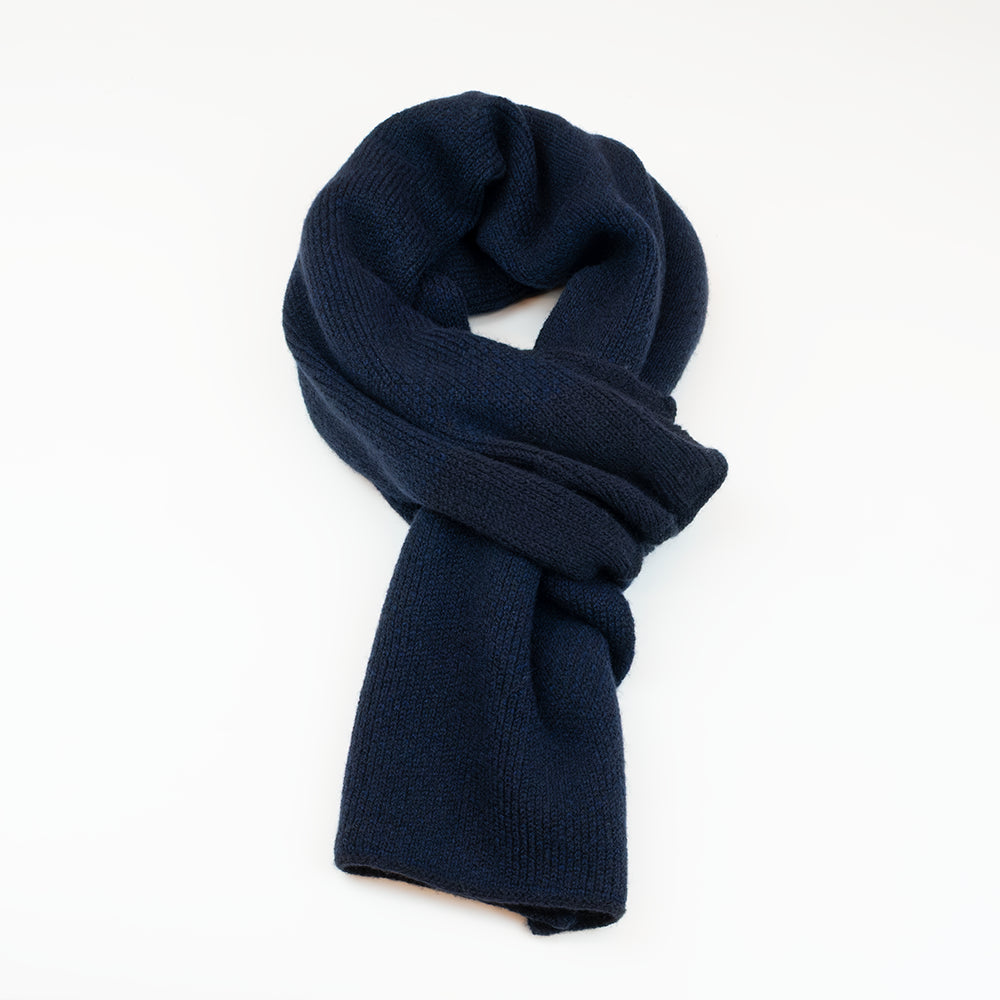 Sciarpa scaldacollo con asola in 100% Cashmere, con pattern virgola blu. Morbida, versatile e facile da indossare.