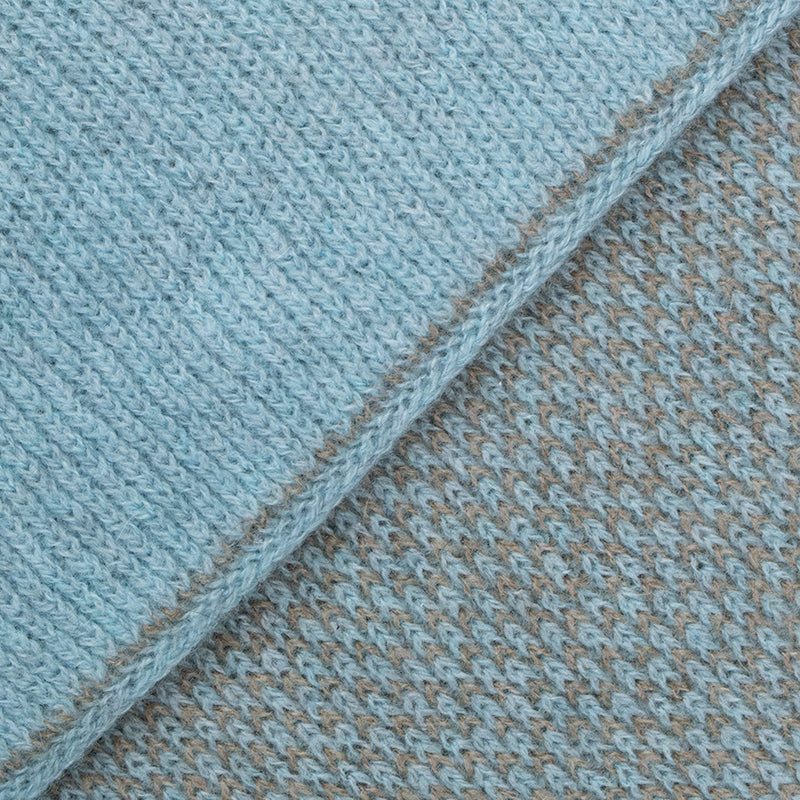 Sciarpa scaldacollo con asola in 100% Cashmere, con pattern virgola celeste. Morbida, versatile e facile da indossare.