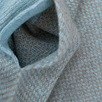 Sciarpa scaldacollo con asola in 100% Cashmere, con pattern virgola celeste. Morbida, versatile e facile da indossare.