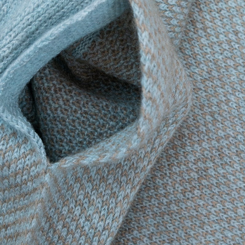 Sciarpa scaldacollo con asola in 100% Cashmere, con pattern virgola celeste. Morbida, versatile e facile da indossare.