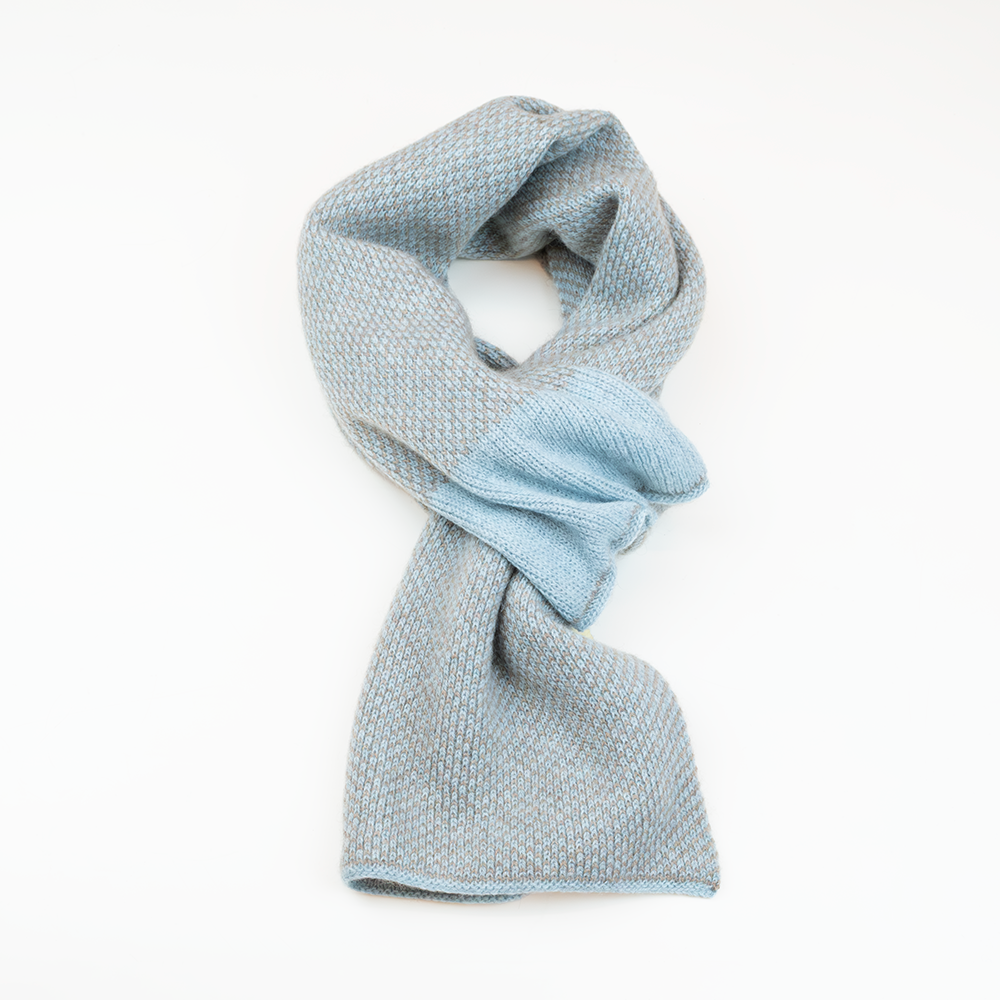 Sciarpa scaldacollo con asola in 100% Cashmere, con pattern virgola celeste. Morbida, versatile e facile da indossare.