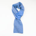 Sciarpa scaldacollo Jacquard double-face blu con asola in 100% Cashmere beige. Morbida, versatile e facile da indossare.