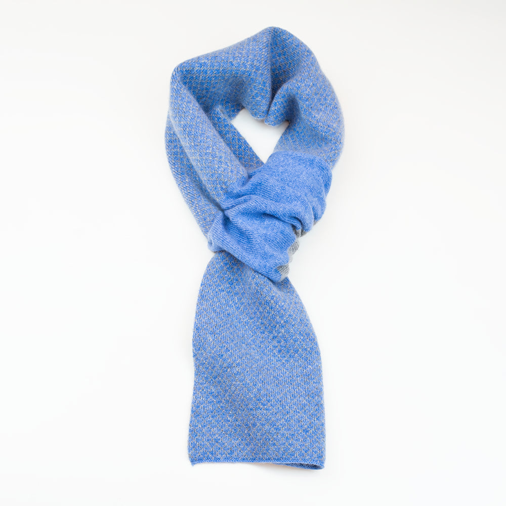 Sciarpa scaldacollo Jacquard double-face blu con asola in 100% Cashmere beige. Morbida, versatile e facile da indossare.