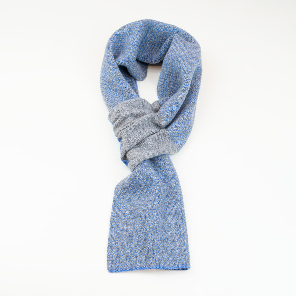 Sciarpa scaldacollo Jacquard double-face blu con asola in 100% Cashmere beige. Morbida, versatile e facile da indossare.