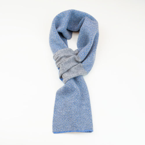 Sciarpa scaldacollo Jacquard double-face blu con asola in 100% Cashmere beige. Morbida, versatile e facile da indossare.
