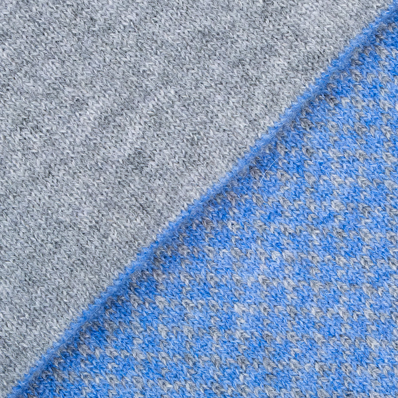 Sciarpa scaldacollo Jacquard double-face blu con asola in 100% Cashmere beige. Morbida, versatile e facile da indossare.
