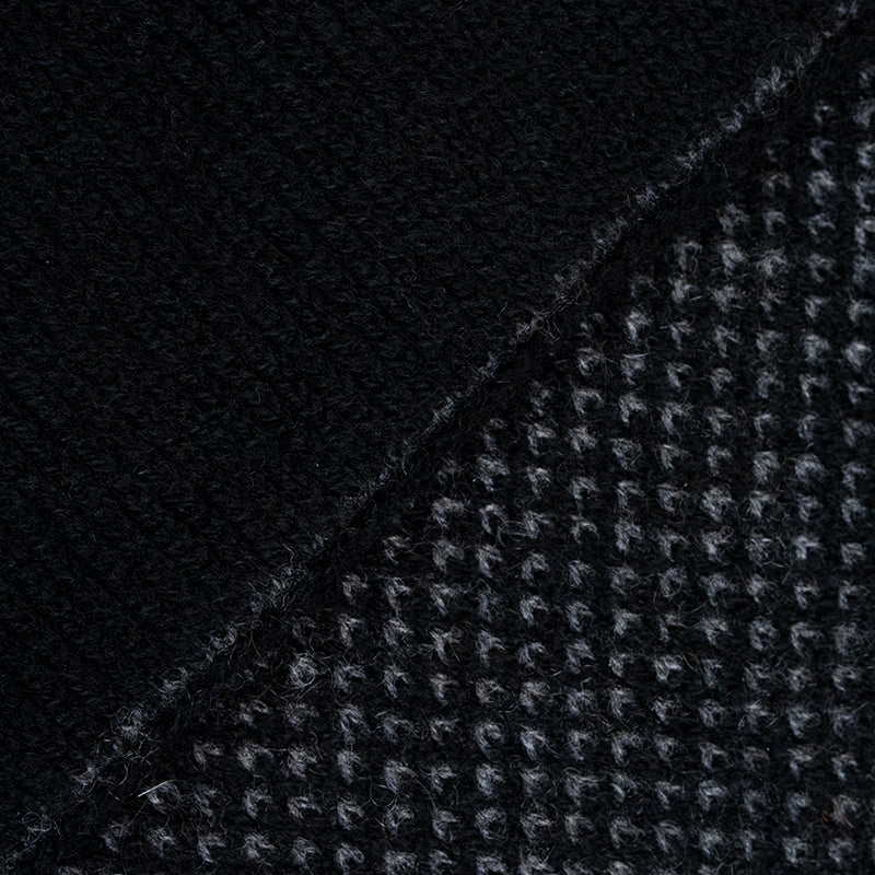 Sciarpa scaldacollo con asola in 100% Cashmere, con pattern virgola nero e grigio. Morbida, versatile e facile da indossare.