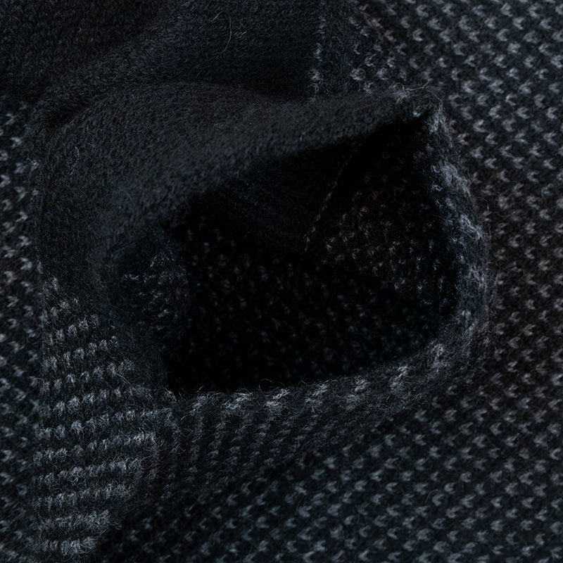Sciarpa scaldacollo con asola in 100% Cashmere, con pattern virgola nero e grigio. Morbida, versatile e facile da indossare.