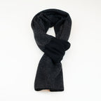 Sciarpa scaldacollo con asola in 100% Cashmere, con pattern virgola nero e grigio. Morbida, versatile e facile da indossare.