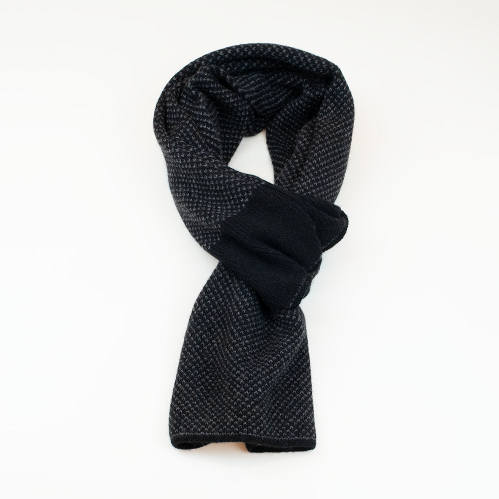 Sciarpa scaldacollo con asola in 100% Cashmere, con pattern virgola nero e grigio. Morbida, versatile e facile da indossare.