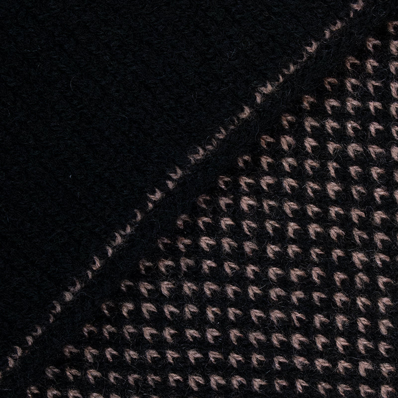 Sciarpa scaldacollo con asola in 100% Cashmere, con pattern virgola nero e panera. Morbida, versatile e facile da indossare.