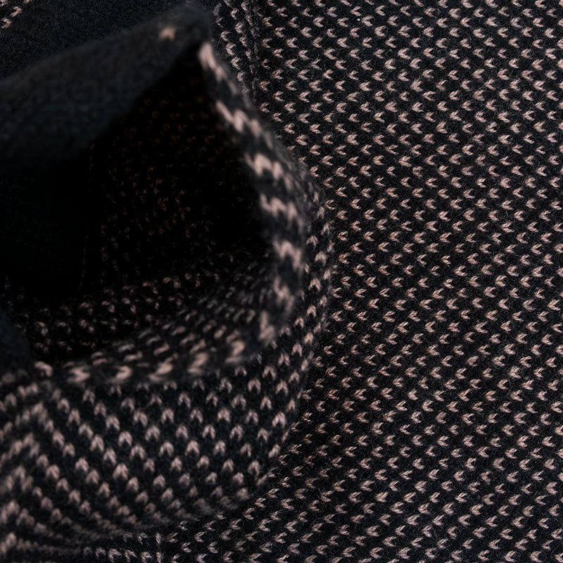 Sciarpa scaldacollo con asola in 100% Cashmere, con pattern virgola nero e panera. Morbida, versatile e facile da indossare.