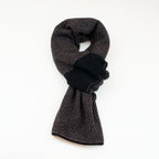 Sciarpa scaldacollo con asola in 100% Cashmere, con pattern virgola nero e panera. Morbida, versatile e facile da indossare.