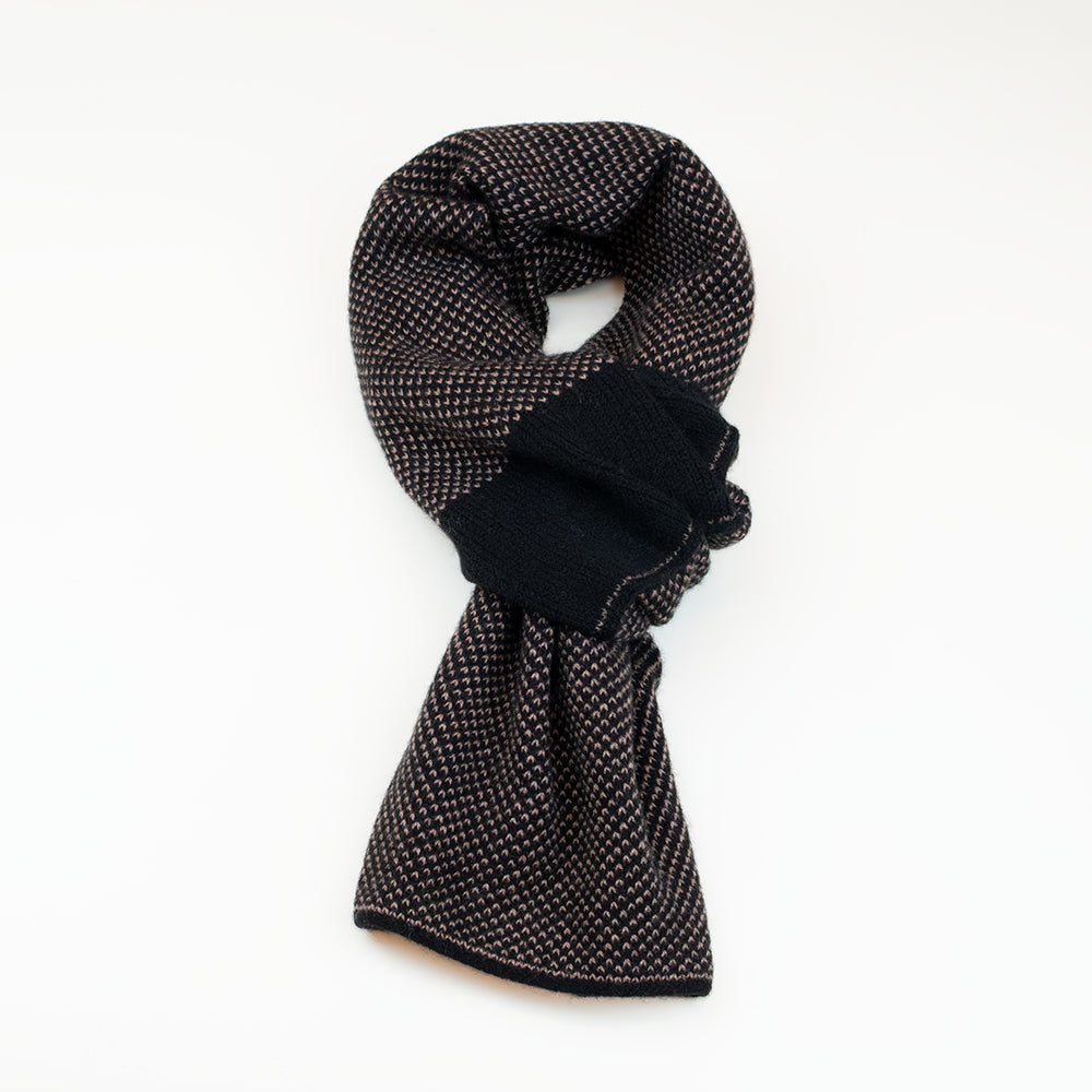 Sciarpa scaldacollo con asola in 100% Cashmere, con pattern virgola nero e panera. Morbida, versatile e facile da indossare.