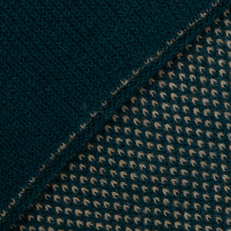 Sciarpa scaldacollo con asola in 100% Cashmere, con pattern virgola verde. Morbida, versatile e facile da indossare.