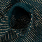 Sciarpa scaldacollo con asola in 100% Cashmere, con pattern virgola verde. Morbida, versatile e facile da indossare.