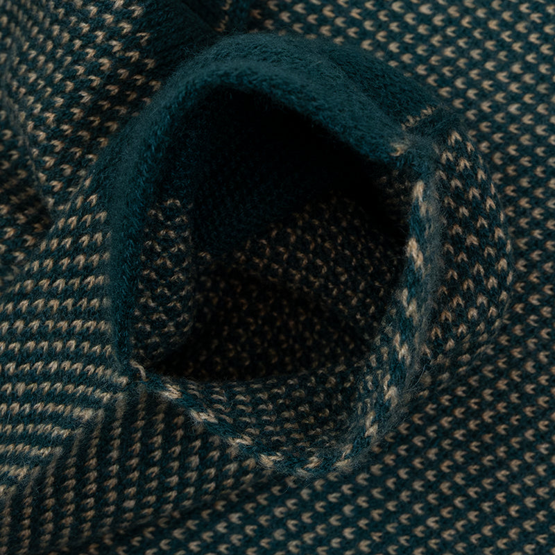 Sciarpa scaldacollo con asola in 100% Cashmere, con pattern virgola verde. Morbida, versatile e facile da indossare.
