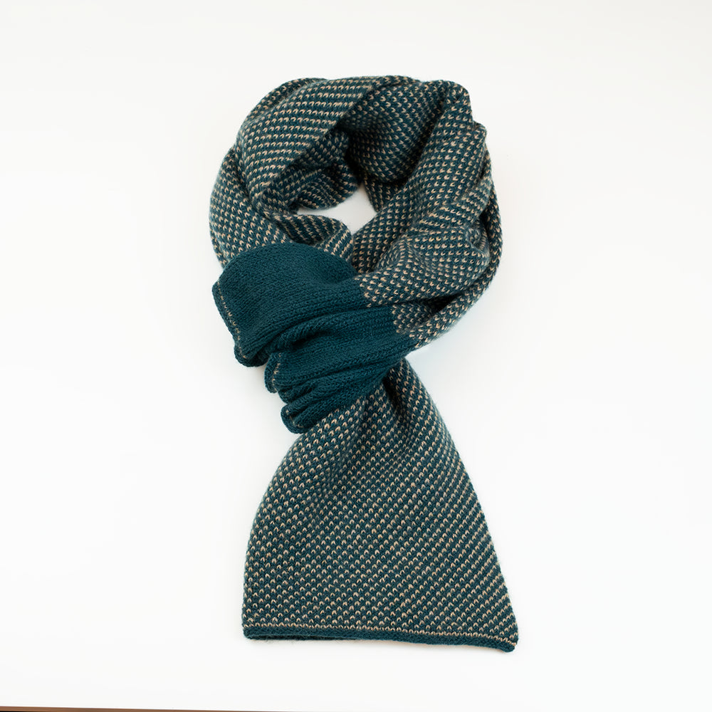 Sciarpa scaldacollo con asola in 100% Cashmere, con pattern virgola verde. Morbida, versatile e facile da indossare.