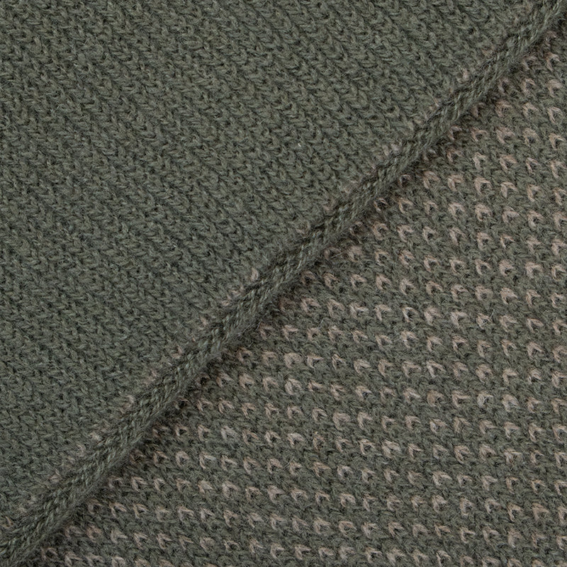 Sciarpa scaldacollo con asola in 100% Cashmere, con pattern virgola verde militare e beige. Morbida, versatile e facile da indossare.