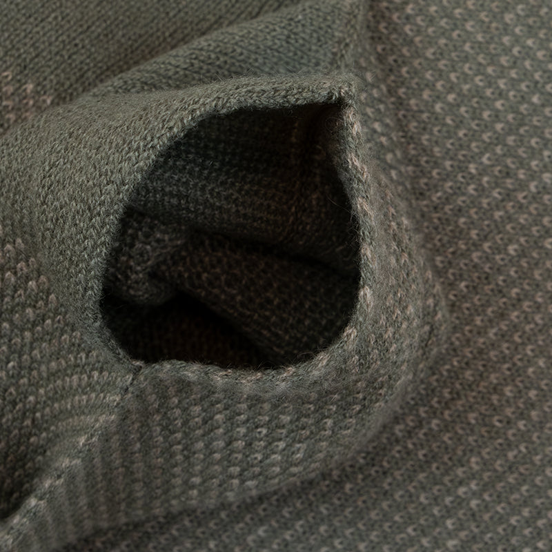 Sciarpa scaldacollo con asola in 100% Cashmere, con pattern virgola verde militare e beige. Morbida, versatile e facile da indossare.