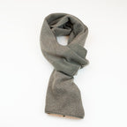 Sciarpa scaldacollo con asola in 100% Cashmere, con pattern virgola verde militare e beige. Morbida, versatile e facile da indossare.