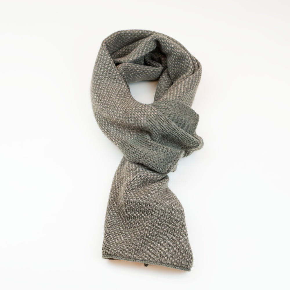 Sciarpa scaldacollo con asola in 100% Cashmere, con pattern virgola verde militare e beige. Morbida, versatile e facile da indossare.