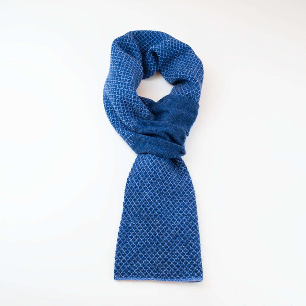 Sciarpa scaldacollo Jacquard double-face jeans con asola in 100% Cashmere beige. Morbida, versatile e facile da indossare.