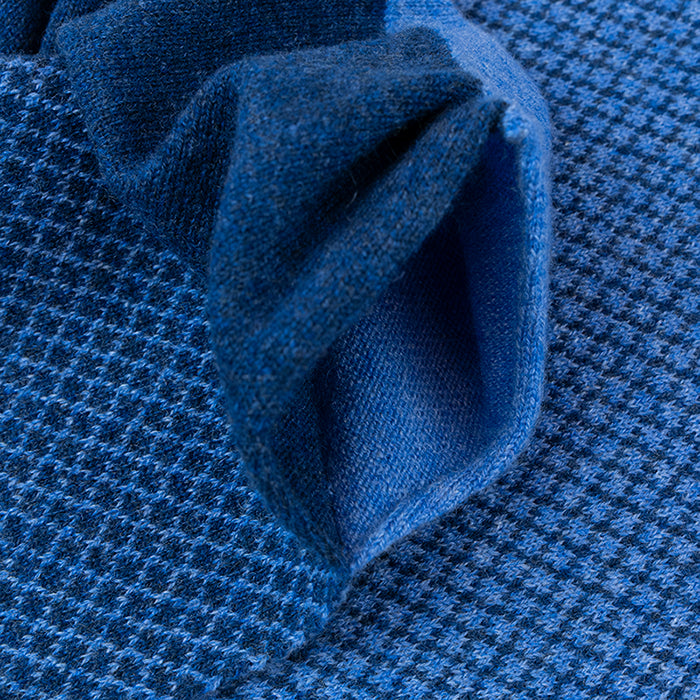 Sciarpa scaldacollo Jacquard double-face jeans con asola in 100% Cashmere beige. Morbida, versatile e facile da indossare.