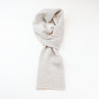 Sciarpa scaldacollo Jacquard double-face panna e naturale con asola in 100% Cashmere beige. Morbida, versatile e facile da indossare.
