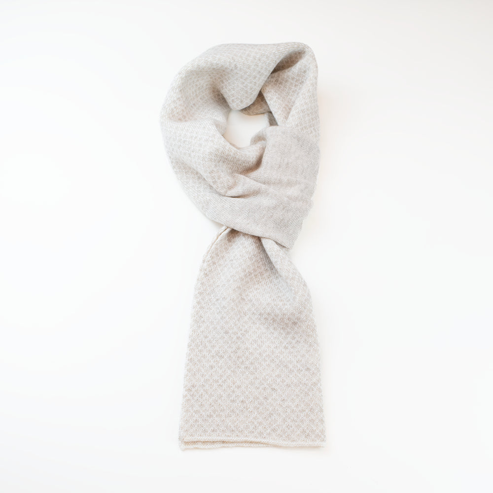 Sciarpa scaldacollo Jacquard double-face panna e naturale con asola in 100% Cashmere beige. Morbida, versatile e facile da indossare.
