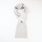 Sciarpa scaldacollo Jacquard double-face panna e naturale con asola in 100% Cashmere beige. Morbida, versatile e facile da indossare.